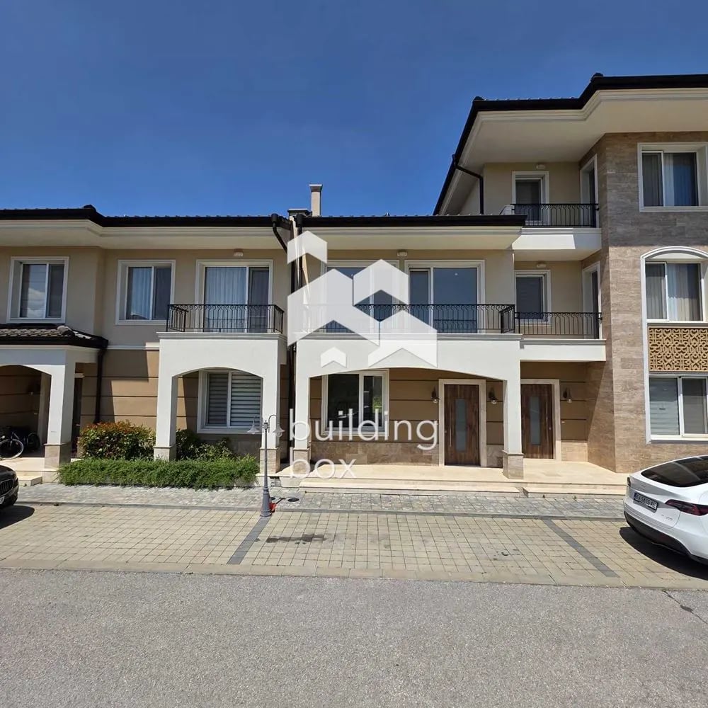 Къща в затворен комплекс Casa Mia